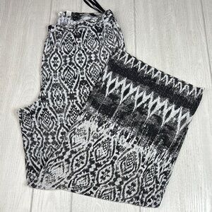 Long casual flowy wife leg pants, black and white